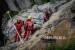 (ilustrasi) Anggota Vertical Rescue Indonesia melakukan simulasi evakuasi korban bencana saat pelatihan evakuasi bencana di Curug Batu Templek, Kabupaten Bandung, Jawa Barat, Selasa (30/4/2019). 