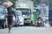 Antrean kendaraan pemudik di jalur selatan, wilayah Limbangan, Kabupaten Garut, Jawa Barat, Senin (11/6). 