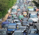 Antrean panjang kendaraan bermotor di Jalan Raya Cipacing, Rancaekek, Kabupaten Bandung, Jabar, Ahad (4/9). Arus balik kendaraan para pemudik mencapai puncaknya pada Ahad.