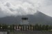   Awan menutupi puncak Gunung Gamalama dilihat dari Bandara Sultan Babullah, Ternate, Maluku Utara, Jumat (26/12). (Antara/Widodo S. Jusuf) 