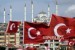 Bendera Turki di jembatan Martir, Turki. Bantuan badan amal Turki menjangkau puluhan negara yang berbeda 