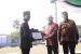 Bupati Bandung Dadang Supriatna menerima penghargaan dari Universitas Langlangbuana (Unla) Bandung berupa Anugerah Atas Dukungan Luar Biasa Terhadap Pendidikan Tinggi melalui Kebijakan Program Beasiswa ti Bupati (Besti).