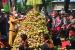 Bupati Jepara Dian Kristiandi (kiri) memotong kupat saat festival kupat lepet di kawasan wisata Pantai Kartini, Jepara, Jawa Tengah. (ilustrasi_. 