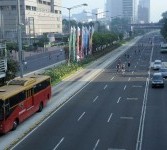 Bus Transjakarta melaju dengan tenang di kawasan Thamrin, Jakarta, Rabu (31/8).