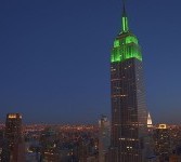 Cahaya hijau di puncak gedung Empire State Building New York