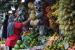 Calon konsumen memilih buah di Pasar Pucang, Surabaya, Jawa Timur, Rabu (6/4/2022). Berbagai jenis buah terutama buah semangka, melon, jeruk, blewah dan pepaya merupakan salah satu makanan pendamping berbuka puasa yang banyak dicari konsumen selama bulan Ramadhan. Mempersiapkan Tubuh dengan Baik Selama Ramadhan