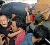 Calon Penumpang berjejal saat akan memasuki kereta api Mataremaja jurusan Jakarta-Malang di Stasiun Senen, Jakarta, Ahad (28/8).
