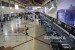 Calon penumpang mengantre di loket check in Bandara Internasional Juanda Surabaya. (ilustrasi)