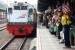   Calon penumpang menunggu kereta api di Stasiun Senen, Jakarta Pusat, Ahad (20/7). (Republika/Yasin Habibi)