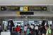 Calon penumpang usai check in untuk naik pesawat di Bandara Sepinggan, Balikpapan, Sabtu (22/3).