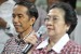 Calon presiden pasangan nomor urut dua, Joko Widodo (kiri) dan Ketua Umum PDI Perjuangan Megawati Soekarnoputri (kanan) memberikan keterangan pers soal hasil hitung cepat Pemilu Presiden Tahun 2014 di Kediaman Megawati Soekarno Putri, Kebagusan, Jakarta Se