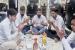 Di sebuah salon di Sharjah, Uni Emirat Arab (UEA), pekerja Muslim, Kristen, dan Hindu dari India dan Pakistan duduk bersama dan berbagi makanan berbuka puasa setiap hari. 