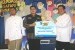 Direktur Keuangan XL - Mohamed Adlan bin Ahmad Tajudin (kanan) menyerahkan donasi Ramadhan bagi program benah mushala di Jakarta,