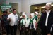 Direktur Pembinaan Umrah dan Haji Khusus Kementerian Agama Muhadjirin Yanis (kiri) bersama Ketua Umum Asosiasi Penyelenggara Haji Umrah dan Inbound Indonesia (Asphurindo) Syam Resfiady (kanan) melepas jamaah umrah usai meresmikan fasilitas Umrah Lounge di Bandara Hotel, Tangerang, Banten, Senin (10/4). 