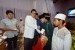 Direktur Pengolahan Pertamina Budi Santoso Syarif memberikan santunan dan bingkisan kepada 300 anak yatim di Balongan, Senin (4/6). 