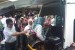 Direktur Utama BSM Toni Subari mendampingi pemudik penyandang disabilitas memasuki mobil akses di kantor pusat BSM, Sabtu (23/6). 