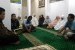Dr Briliantono M Soenarwo SpOT (kiri) memberikan kultum Ramadhan di Mushalla Asy-Syifa RSKB Halimun Jakarta, Senin (29/5).