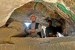 Gua Tsur dan Kisah Hirahnya Nabi Muhammad. Foto: Dua jamaah haji berziarah dan shalat di Gua Tsur yang terdapat di Jabal Tsur, Makkah.