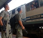 Dua orang anggota Brimob, berkomunikasi dengan masinis di Stasiun Senen, Jakarta, Ahad (28/8).