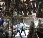 Dua warga melintasi toko yang dipenuhi lentera tradisional di Cairo, Mesir, Senin (18/7). Menyambut Ramadhan, warga Mesir membeli lentera berwarna-warni ini untuk menghiasi rumahnya.