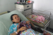 Fitri Wulandari (30 tahun) pemudik asal Kabupaten Pangandaran, yang melahirkan bayi perempuan di rest area KM 88 Tol Cipularang, Senin dini hari (11/6). 