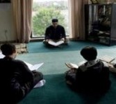 Hatim Yousef memberi pelajaran mengaji kepada remaja Muslim di ADAMS