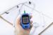 Alat monitor kadar gula darah pengida diabetes (Ilustrasi). Puasa dapat dibatalkan apabila hasil pemeriksaan kadar glukosa darah < 60 mg/dL atau meningkat > 300 mg/dL.