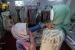 ilustrasi:ekonomi syariah - Penjaga stan menata produk fesyen halal yang dipamerkan pada Jogja Halal Fest (JHF) di Jogja Expo Centre, DI Yogyakarta.