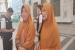 Imla Rosyidi (kanan) menjadi salah satu jamaah haji RI termuda dengan usia 19 tahun. Bersama ibunya, Lilis Laila Sari (kiri), Imla sedang berkeliling Masjid Nabawi di Madinah, Ahad (5/6).
