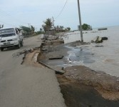 Jalur lintas barat Sumatera yang berbahaya akibat abrasi pantai