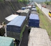 Jalur utama macet, jalur alternatif gelap, itulah yang harus ditembus pemudik ke Pelabuhan Merak, Banten.