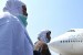 Jamaah calon haji berjalan menuju pesawat di Bandar Udara Internasional Juanda Surabaya di Sidoarjo, Jawa Timur, Jumat (21/8). 