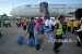 Jamaah calon haji bersiap memasuki pesawat, pada keberangkatan kloter pertama embarkasi Padang, di Bandara Internasional Minangkabau (BIM), Padangpariaman, Sumatera Barat, Selasa (17/7). 