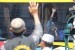 Jamaah Calon Haji (JCH) melambaikan tangan kepada keluarganya saat menunggu pemberangkatan menuju Asrama Haji Sukolilo, Surabaya di Pasuruan, Jawa Timur, Selasa (8/9).