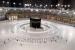 Jamaah dengan jumlah terbatas melaksanakan shalat dengan menjaga jarak di Masjidil Haram, Makkah, Selasa (5/5). Selama pandemi Covid-19 kerajaan Arab Saudi menutup akses kedua masjid suci dari umum