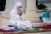 Cerita Mahasiswi Malaysia Jadi Jamaah Haji Terbatas. Jamaah haji berdoa di dalam Masjid Namira di Arafah mengenakan masker dan menjaga jarak sosial untuk melindungi diri mereka terhadap virus corona di dekat kota suci Mekah, Arab Saudi, Kamis (30/7/2020).