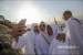 Jamaah haji berswafoto saat wukuf sebagai syarat sah berhaji di Padang Arafah, Arab Saudi, Senin (20/8). Mereka berdiam (wuquf), berdoa dan dzikir memohon ampunan kepada Allah SWT hingga matahari terbenam.