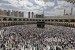 Jamaah haji bertawaf mengelilingi Kakbah di Masjidil Haram, Makkah, Selasa (13/8). 