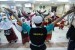 Jamaah haji Indonesia asal kloter 22 BTH, melakukan senam peregangan di lobi Hotel 123 kawasan Syisah, Makkah, Ahad (28/7) pagi.