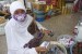 Jamaah Indonesia membeli kurma muda kering di toko depan penginapan di sektor 601, Makkah, Arab Saudi. Jamaah Umroh Kembali Padati Pasar Oleh-Oleh Arab Saudi