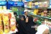 Jamaah haji Indonesia menyerbu toko bahan makanan usai shalat subuh di kawasan Syisyah, Sektor 5, Makkah, Arab Saudi, Senin (28/8/2017). Haji 2022, Bisnis di Makkah Menggeliat Kembali Usai Pandemi
