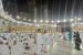 Jamaah haji Indonesia yang telah bergeser ke Makkah dari Madinah melaksanakan umroh wajib di Masjidil Haram, Rabu (15/6). Jamaah Datang Lewat Jeddah Tunaikan Umroh Setibanya di Makkah