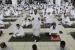 Saudi Buat Pakaian Ihram Jamaah Haji dari Nano Fiber Perak. Jamaah haji mempraktikkan jarak sosial saat mereka berdoa di Masjid Namira di Arafat selama ziarah haji tahunan, dekat kota suci Mekah, Arab Saudi, Senin, 19 Juli 2021.