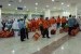 Jamaah haji tampak antre untuk melewati proses pemeriksaan imigrasi di Bandara Amir Muhammad, Madinah, Arab Saudi.