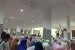 Jamaah Masjid Al-Muhajirin, Kemanggisan, Jakarta Barat sedang bersiap-siap melaksanakan shalat tarwih.