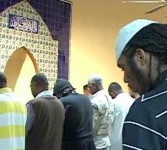 Jamaah Masjid Muhammad di Washington, yang sebagian besar adalah warga Amerika keturunan Afrika, sedang khusyuk shalat.