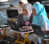 Jamaah memperhatikan laptopnya saat mengikuti ngaji internet di Masjid Nasional Al Akbar Surabaya, Selasa (2/8).