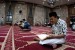 Jemaah beritikaf dengan membaca Al Quran di Masjid Sunda Kelapa, Menteng, Jakarta Pusat, Senin (14/7). (Republika/Raisan Al Farisi)