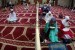 Jemaah beritikaf dengan membaca Al Quran di Masjid Sunda Kelapa, Menteng, Jakarta Pusat, Senin (14/7). (Republika/Raisan Al Farisi)
