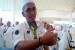 Johari, petugas haji dari Tabung Haji Malaysia, menunjukkan gelang haji digital saat mendampingi jamaah haji asal Malaysia, di Bandara Internasional King Abdul Aziz Jeddah, pekan lalu. (Republika/Zaky Alhamzah)